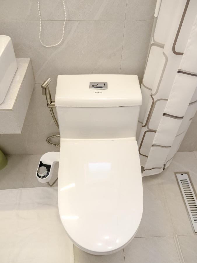 Fully Furnished 2br Newly Renovated By The White - 1min Walk From Door Step Apartment